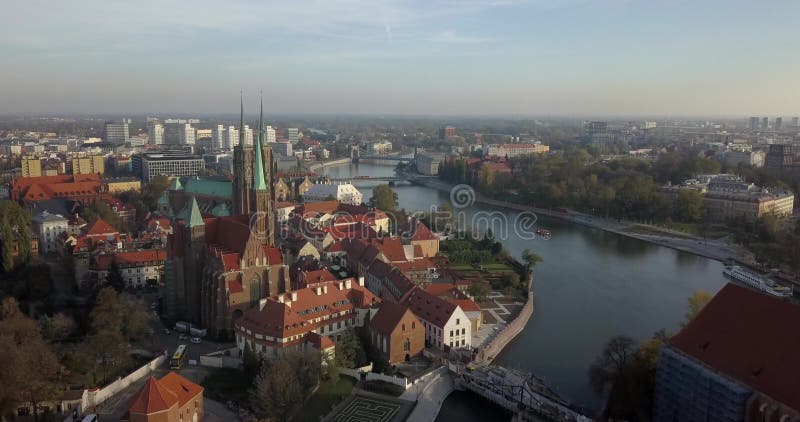 Vue aérienne de Wroclaw sur un matin d'automne ensoleillé clips vidéos