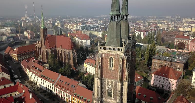 Vue aérienne de Wroclaw sur un matin d'automne ensoleillé banque de vidéos