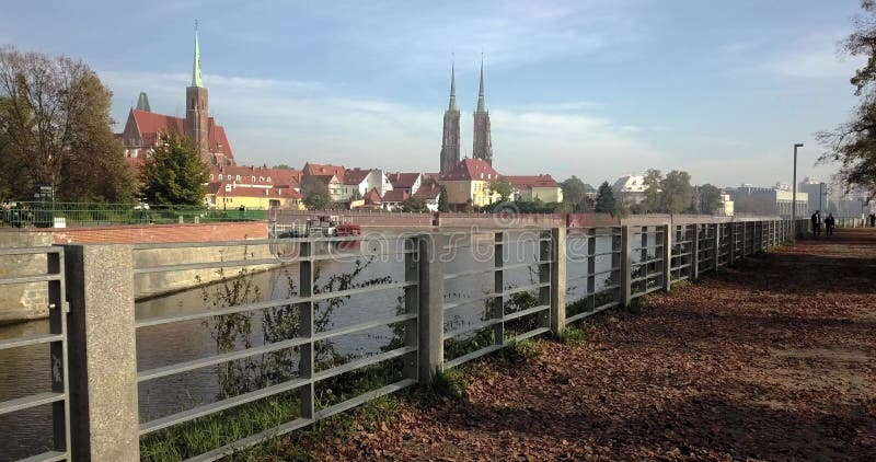 Vue aérienne de Wroclaw sur un matin d'automne ensoleillé banque de vidéos