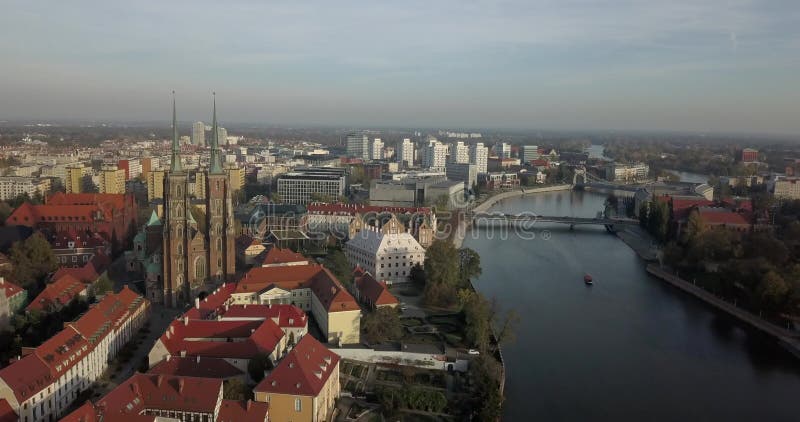 Vue aérienne de Wroclaw sur un matin d'automne ensoleillé banque de vidéos