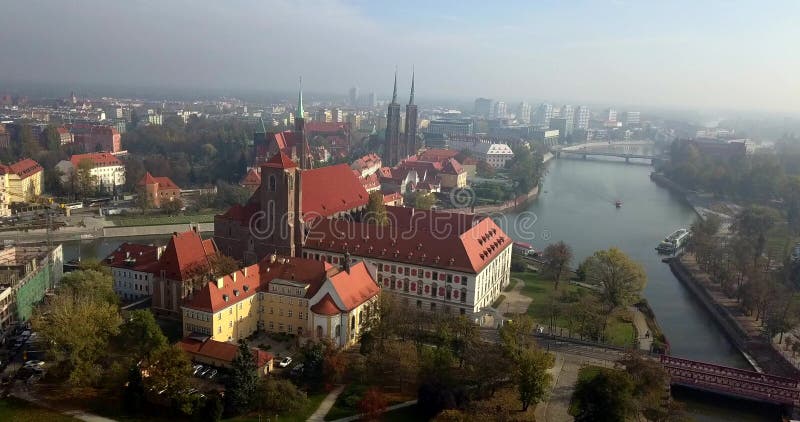 Vue aérienne de Wroclaw sur un matin d'automne ensoleillé clips vidéos
