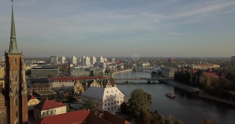 Vue aérienne de Wroclaw sur un matin d'automne ensoleillé banque de vidéos