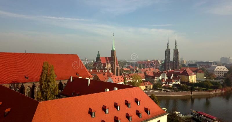 Vue aérienne de Wroclaw sur un matin d'automne ensoleillé clips vidéos