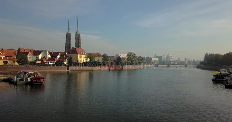 Vue aérienne de Wroclaw sur un matin d'automne ensoleillé banque de vidéos