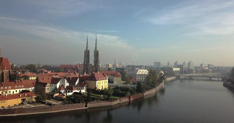 Vue aérienne de Wroclaw sur un matin d'automne ensoleillé banque de vidéos