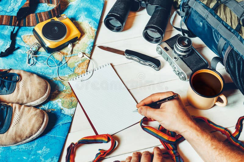 Vue aérienne des accessoires du ` s de voyageur, article essentiel de vacances photo libre de droits Vue aérienne des accessoires du ` s de voyageur, article essentiel de vacances photo libre de droits