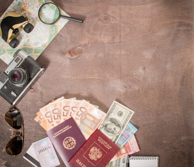 Vue aérienne des accessoires, des passeports et des billets de banque du ` s de voyageur Concept de voyage sur le fond en bois photographie stock Vue aérienne des accessoires, des passeports et des billets de banque du ` s de voyageur Concept de voyage sur le fond en bois photographie stock