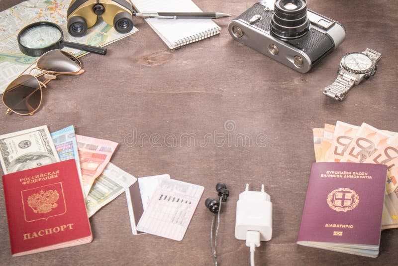 Vue aérienne des accessoires, des passeports et des billets de banque du ` s de voyageur Concept de voyage sur le fond en bois image stock Vue aérienne des accessoires, des passeports et des billets de banque du ` s de voyageur Concept de voyage sur le fond en bois image stock