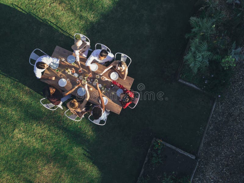 Vue aérienne des amis grillant des boissons photo libre de droits Vue aérienne des amis grillant des boissons photo libre de droits