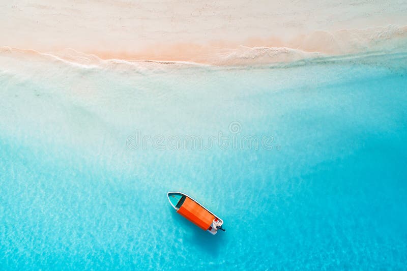 Vue aérienne des bateaux de pêche dans l'eau bleue claire photographie stock libre de droits