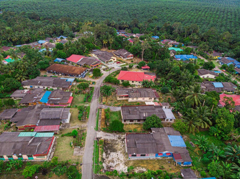 Vue aérienne des maisons de village en felda air tawar 4 kota tinggi johor malaisie.