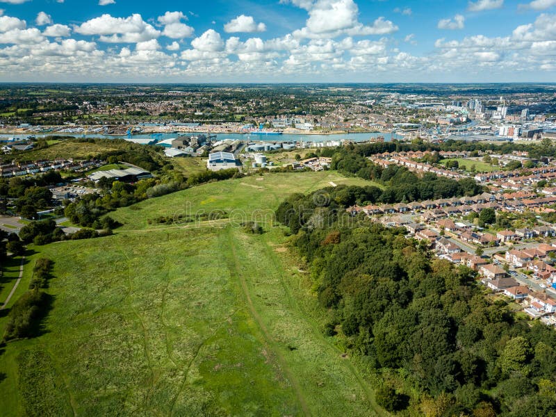Vue aérienne des maisons suburbaines à Ipswich, R-U Rivière Orwell et marina à l'arrière-plan photos stock Vue aérienne des maisons suburbaines à Ipswich, R-U Rivière Orwell et marina à l'arrière-plan photos stock