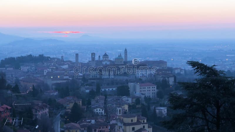 Vue aérienne des montagnes d'Alpes sous l'Italie, l'Autriche et l'avion suisse de forme, vidéo de la longueur 4k