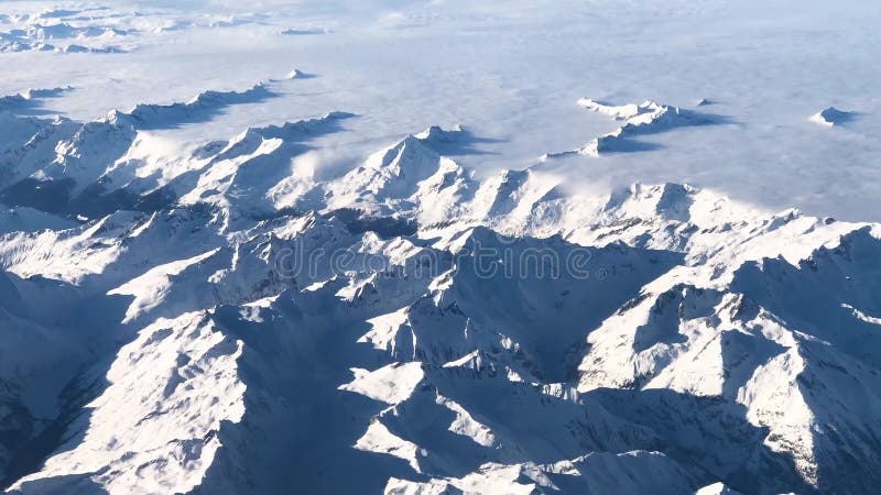 Vue aérienne des montagnes d'Alpes sous l'Italie, l'Autriche et l'avion suisse de forme, vidéo de la longueur 4k