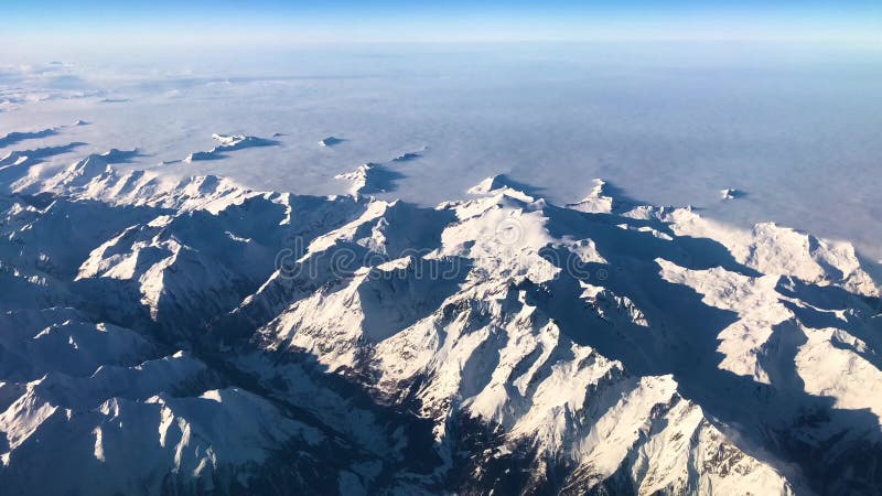 Vue aérienne des montagnes d'Alpes sous l'Italie, l'Autriche et l'avion suisse de forme, vidéo de la longueur 4k