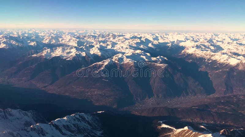 Vue aérienne des montagnes d'Alpes sous l'Italie, l'Autriche et l'avion suisse de forme, vidéo de la longueur 4k