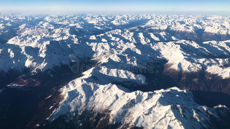 Vue aérienne des montagnes d'Alpes sous l'Italie, l'Autriche et l'avion suisse de forme, vidéo de la longueur 4k