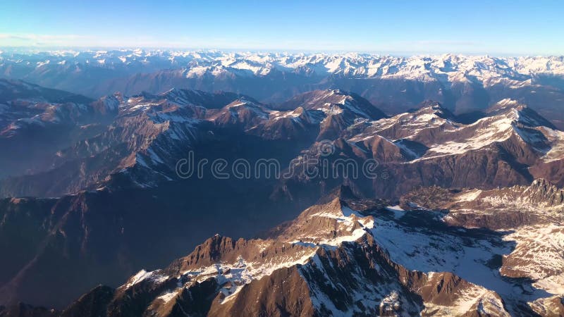 Vue aérienne des montagnes d'Alpes sous l'Italie, l'Autriche et l'avion suisse de forme, vidéo de la longueur 4k