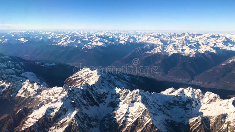 Vue aérienne des montagnes d'Alpes sous l'Italie, l'Autriche et l'avion suisse de forme, vidéo de la longueur 4k