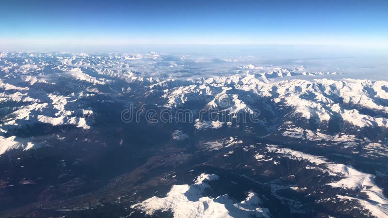 Vue aérienne des montagnes d'Alpes sous l'Italie, l'Autriche et l'avion suisse de forme, vidéo de la longueur 4k