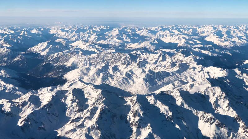 Vue aérienne des montagnes d'Alpes sous l'Italie, l'Autriche et l'avion suisse de forme, vidéo de la longueur 4k