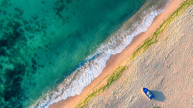 Vue aérienne des ressacs et du sable sur la plage photos libres de droits