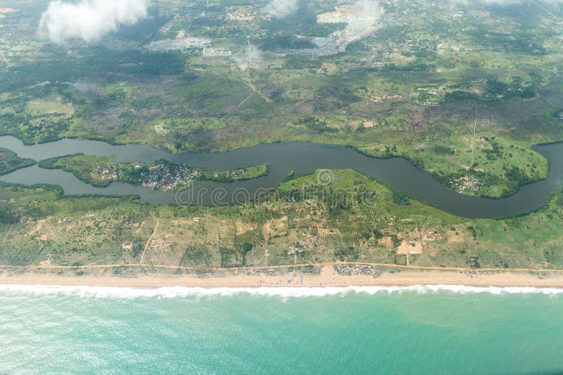 Vue aérienne des rivages de Cotonou, Bénin images stock