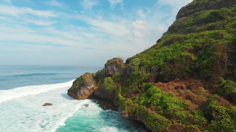 Vue aérienne des roches et de l'océan bleu avec des vagues en île banque de vidéos