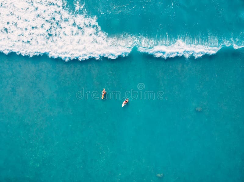 Vue aérienne des surfers et de la vague dans l'océan tropical Vue supérieure images libres de droits