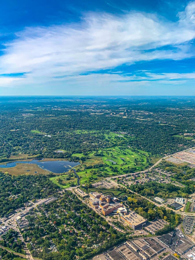 Vue aérienne des terrains de golf dans un développement urbain densément boisé images stock