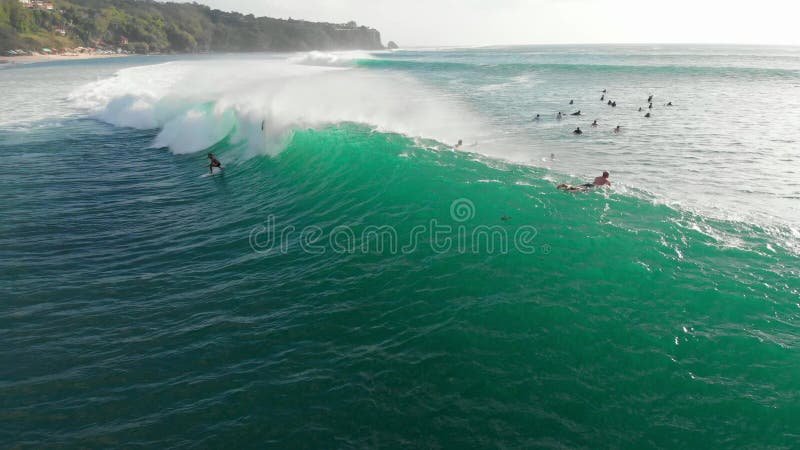 Vue aérienne des vagues dans l'océan et des surfeurs Surf et vagues banque de vidéos