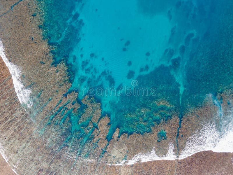 Vue aérienne des vagues de la mer atteignant le paysage de plage tropicale sur nusa lembongan près de bali île indonésie