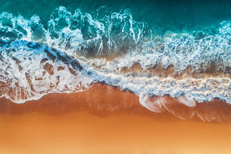 Vue aérienne des vagues de mer et de la plage sablonneuse