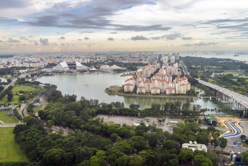 Vue aérienne des équipements autour du bassin de Kallang et des propriétés résidentielles à la région de Tanjong Rhu images libres de droits Vue aérienne des équipements autour du bassin de Kallang et des propriétés résidentielles à la région de Tanjong Rhu images libres de droits
