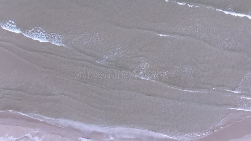 Vue aérienne drone Méditerranée mer vagues se brisant sur les vacances de sable banque de vidéos