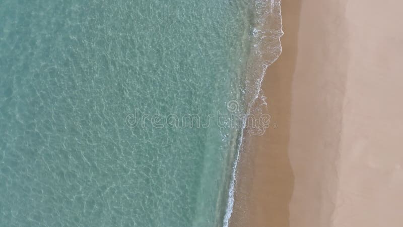 Vue aérienne drone Méditerranée mer vagues se brisant sur les vacances de sable banque de vidéos