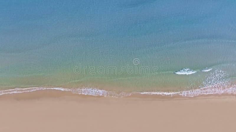 Vue aérienne drone vagues de vacances de la mer Méditerranée se brisant sur le sable clips vidéos