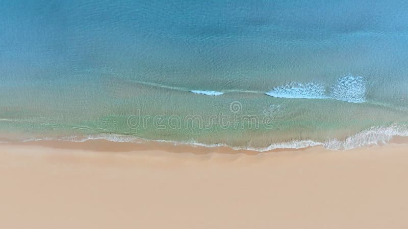 Vue aérienne drone vagues de vacances de la mer Méditerranée se brisant sur le sable clips vidéos