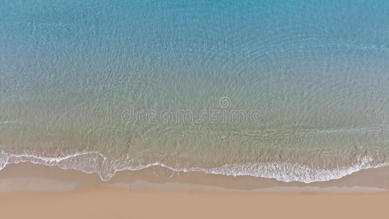Vue aérienne drone vagues de vacances de la mer Méditerranée se brisant sur le sable banque de vidéos