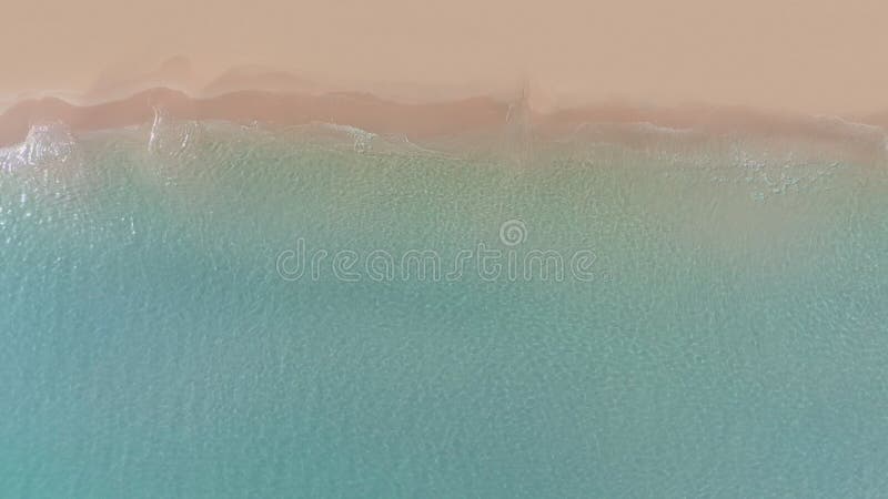 Vue aérienne drone vagues de vacances de la mer Méditerranée se brisant sur le sable banque de vidéos