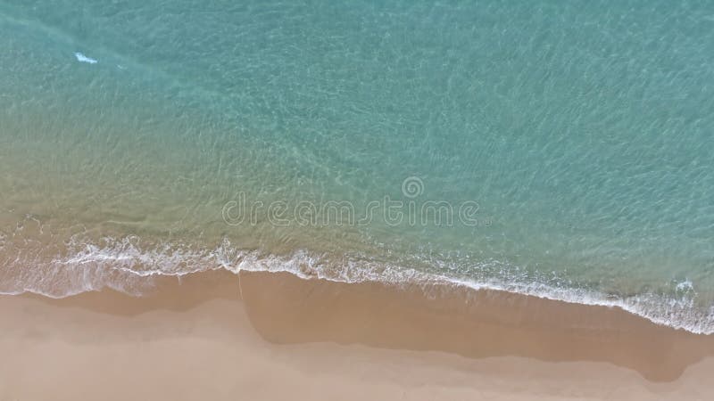 Vue aérienne drone vagues de vacances de la mer Méditerranée se brisant sur le sable banque de vidéos