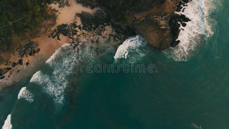 Vue aérienne du cap rocheux et de l'océan avec vagues Paysage avec lumière du coucher ou du lever du soleil banque de vidéos