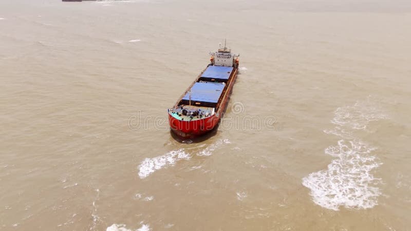 Vue aérienne du cargo avec coque rouge et pont bleu clips vidéos