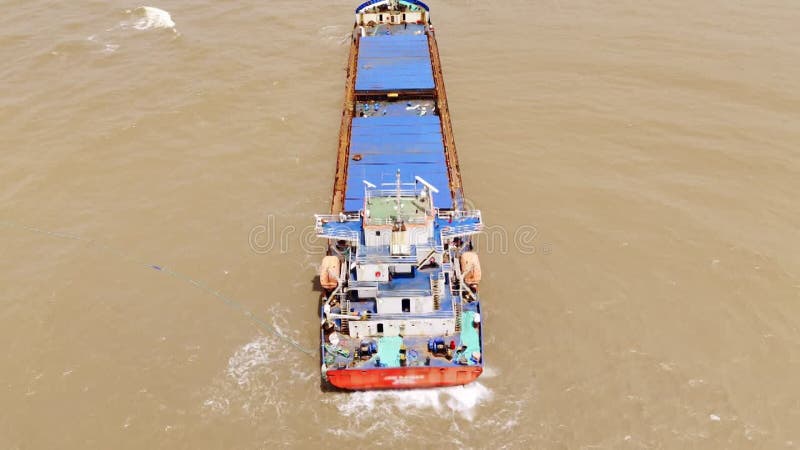 Vue aérienne du cargo près de la côte clips vidéos