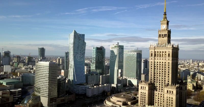 Vue aérienne du centre de Varsovie, Pologne par beau temps banque de vidéos