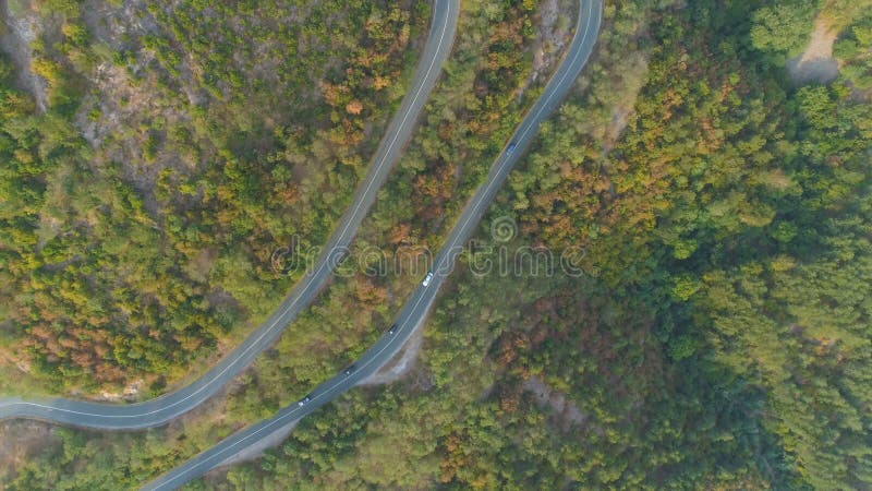 Vue Aérienne Du Col Et Des Voitures Qui Circulent Le Long De La Route Drone suivant les voitures, vue supérieure banque de vidéos