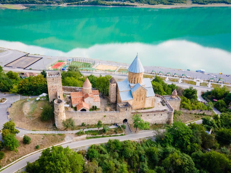 Vue aérienne du complexe forteresse ananuri sur le fleuve aragvi en géorgie en été. le château fut le théâtre de nombreuses batailles.