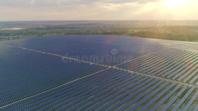 Vue aérienne du drone de grande station solaire d'énergie renouvelable . Concept d'énergie de substitution et de technologie futur