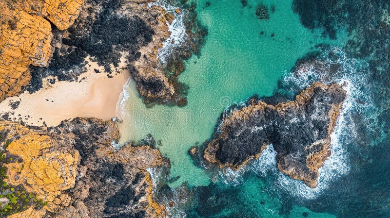 Vue aérienne du littoral rocheux avec eaux turquoise et plage de sable par temps ensoleillé photographie stock libre de droits