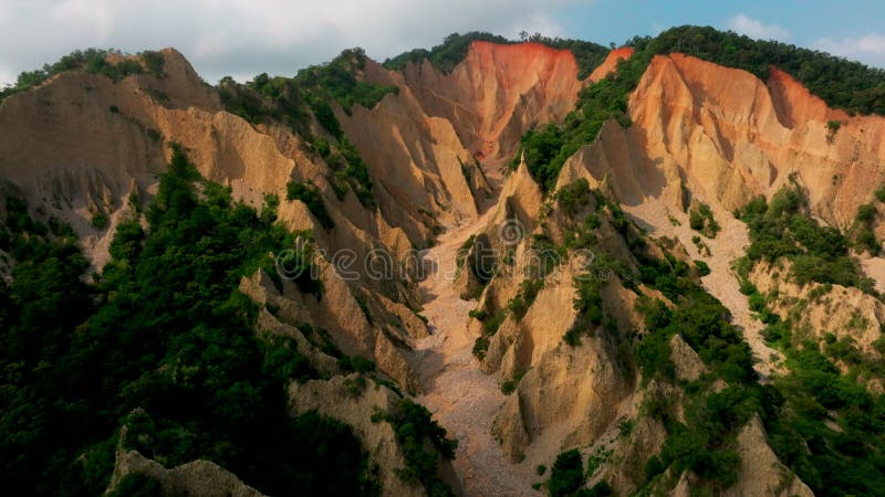 Vue aérienne du magnifique paysage autour de Miaoli Sanyi Huoyanshan Réserve naturelle Taïwan. banque de vidéos
